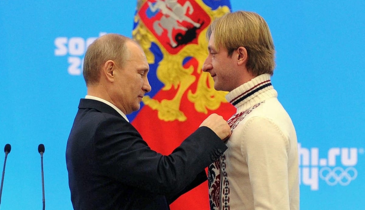 Vladimir Putin vyznamenává Jevgenije Pljuščenka. Vzájemné sympatie si prokázali několikrát.