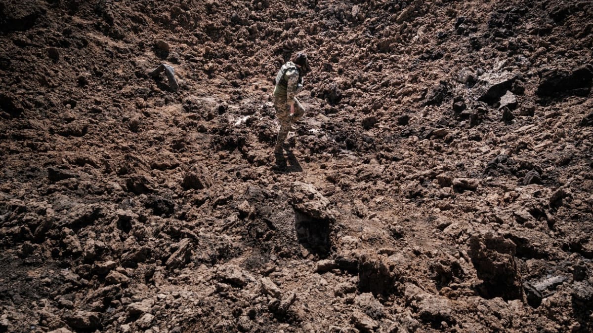 Ukrajinský voják prohlíží kráter po ruské raketě nedaleko obce Bohodarove na východě Ukrajiny