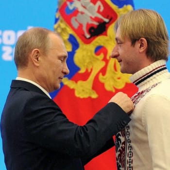 Vladimir Putin vyznamenává Jevgenije Pljuščenka. Vzájemné sympatie si prokázali několikrát.