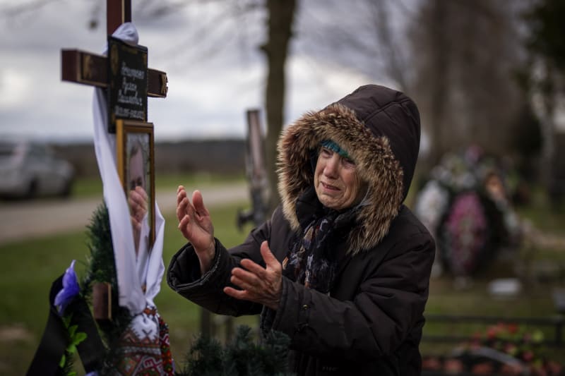 77letá Valentyna Nečyporenková oplakává svého 47letého syna Ruslana, kterého během masakru v Buči zabili příslušníci ruských sil.