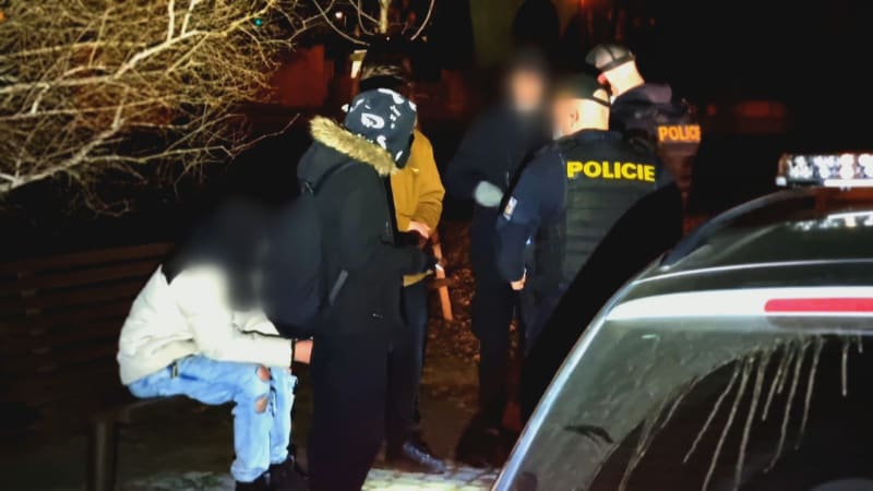 Před klubem v Brně cizinci brutálně napadli muže