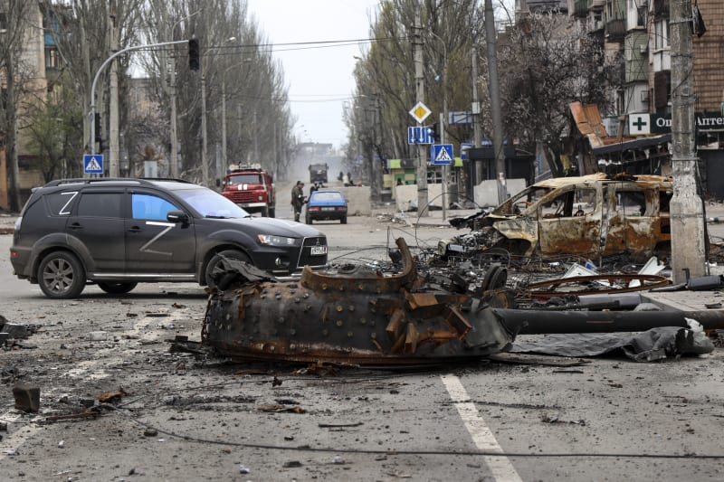 Část zničeného tanku v Rusy kontrolované části Mariupolu (23. 4.)