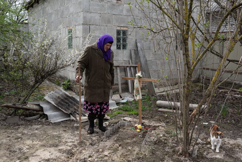 Žena ve vesnici Ozera pohřbila na zahradě domu svého muže, který zemřel během ruské okupace.