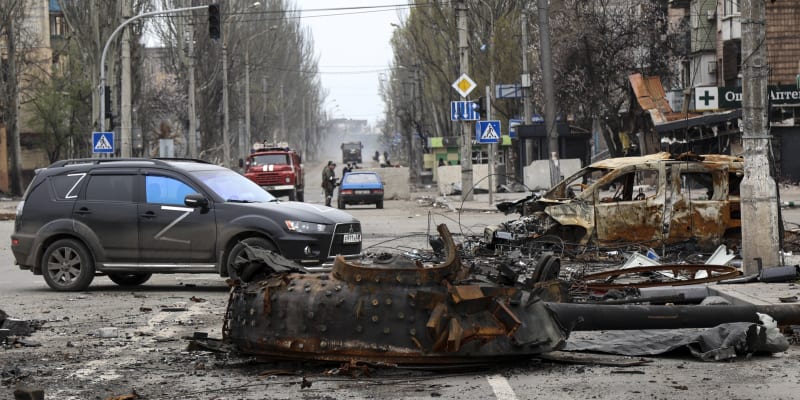 Část zničeného tanku v Rusy kontrolované části Mariupolu (23. dubna)