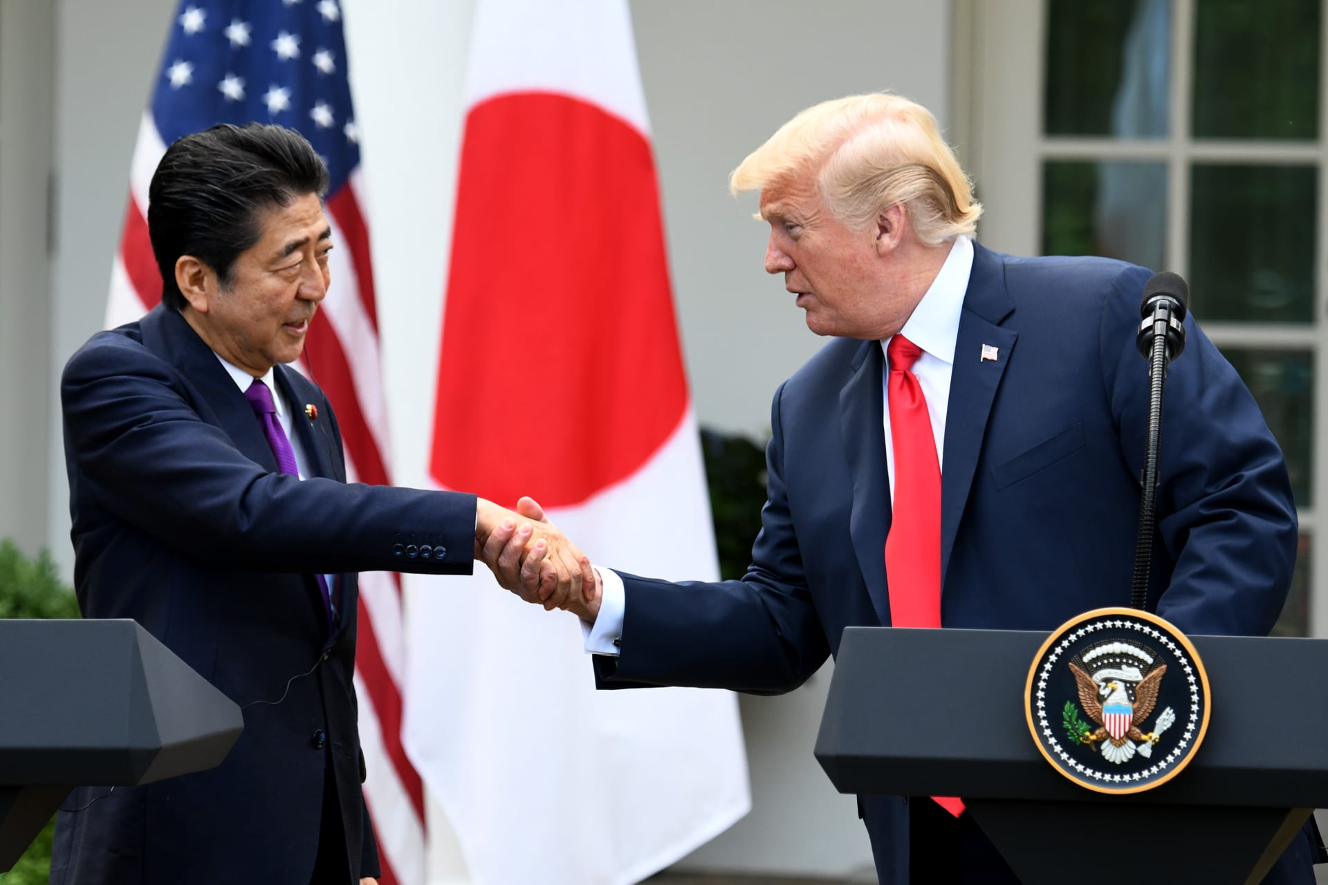 Svérázný způsob, jakým podává ruku Donald Trump, pocítil i bývalý japonský premiér Šinzó Abe.