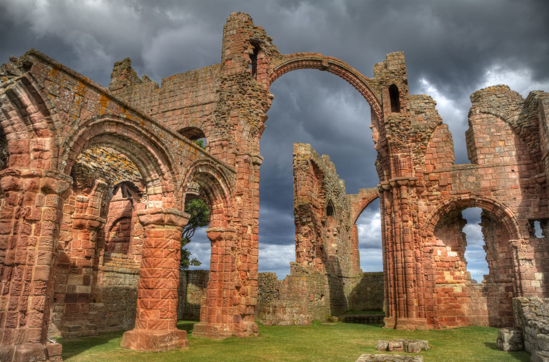 Vypleněný klášter v Lindisfarne