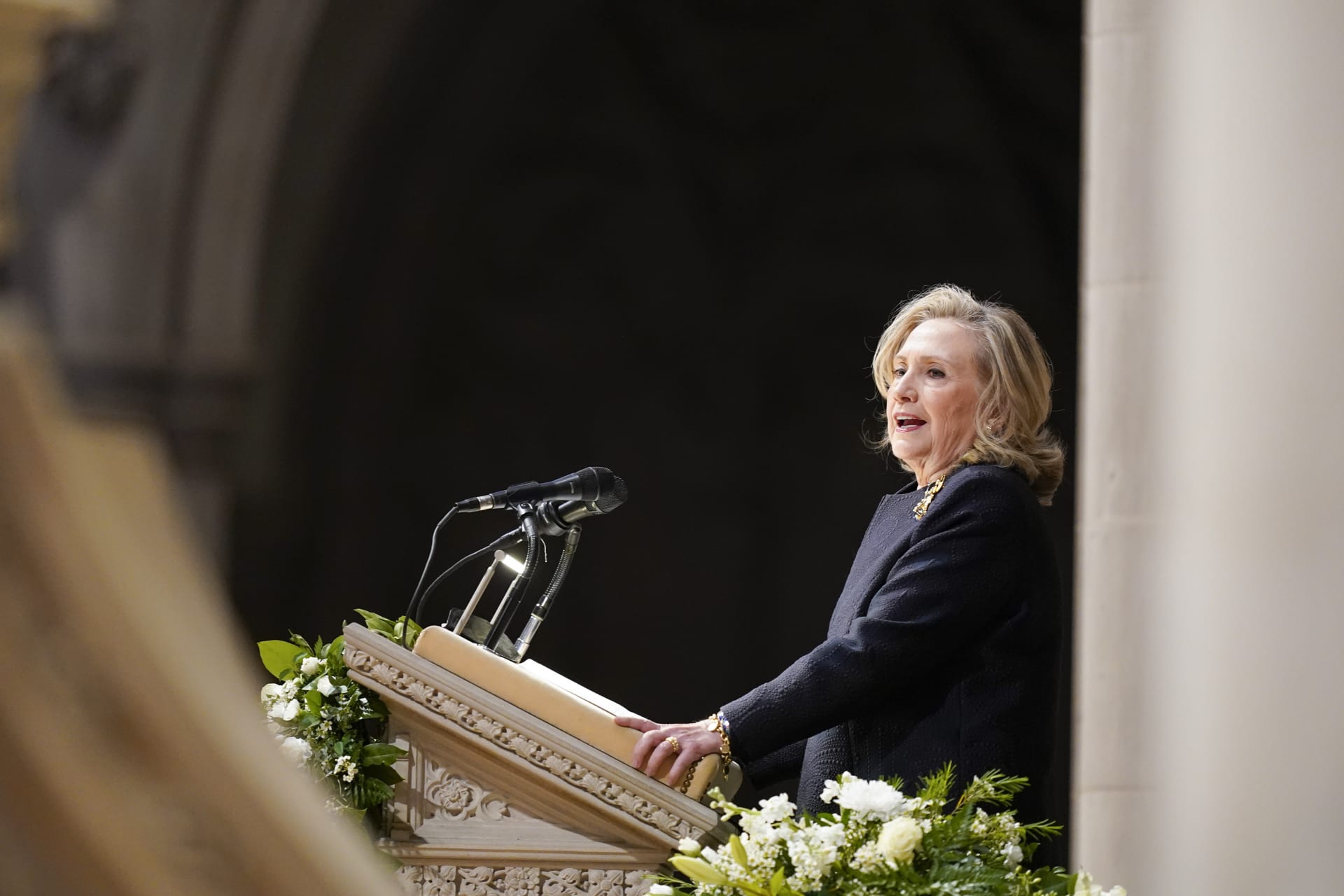 Hillary Clintonová na pohřbu Madeleine Albrightové ve Washingtonské národní katedrále