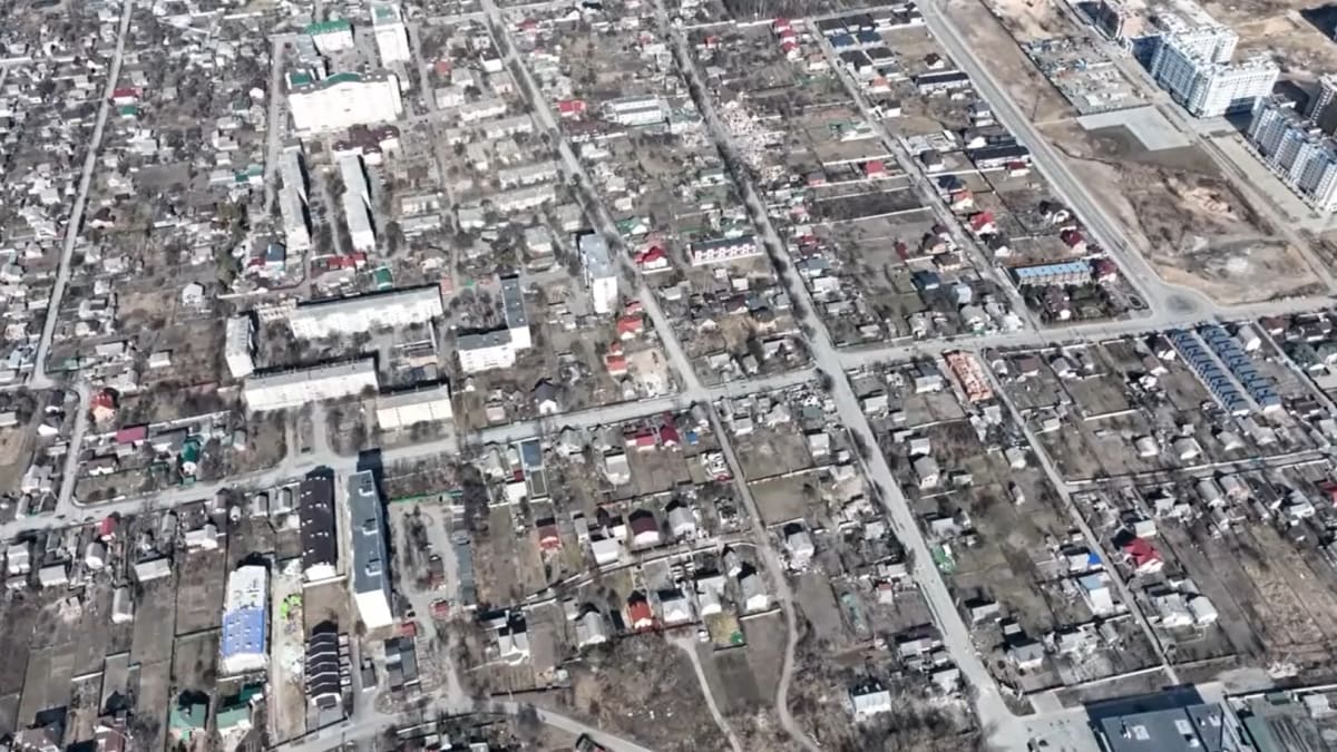 Záběry z dronu na město Buča, které má k dispozici americká CNN.