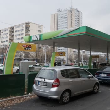 Benzínová pumpa MOL v Budapešti, kde řidiči čekají ve frontě, až na ně vyjde řada.