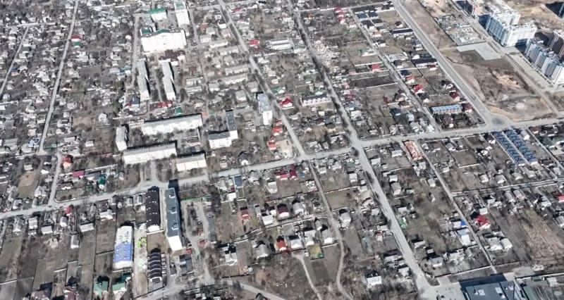 Záběry z dronu na město Buča, kde došlo k masakru civilistů.