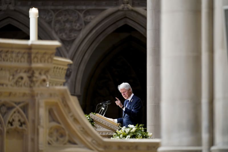 Bývalý prezident Bill Clinton hovoří na pohřbu Madeleine Albrightové ve Washingtonské národní katedrále. 