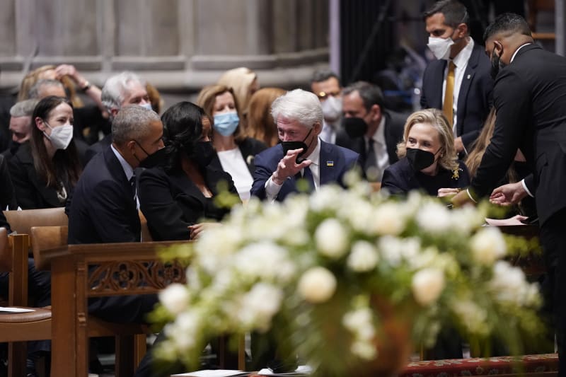 Exprezidenti Bill Clinton a Barack Obama s manželkami na pohřbu Madeleine Albrightové ve Washingtonské národní katedrále