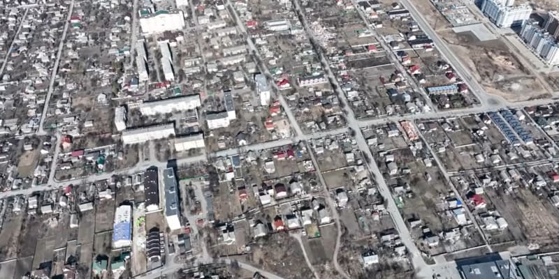 Záběry z dronu na město Buča, kde došlo k masakru civilistů.
