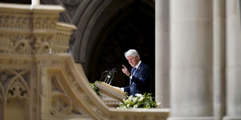 Bývalý americký prezident Bill Clinton na pohřbu Madeleine Albrightové