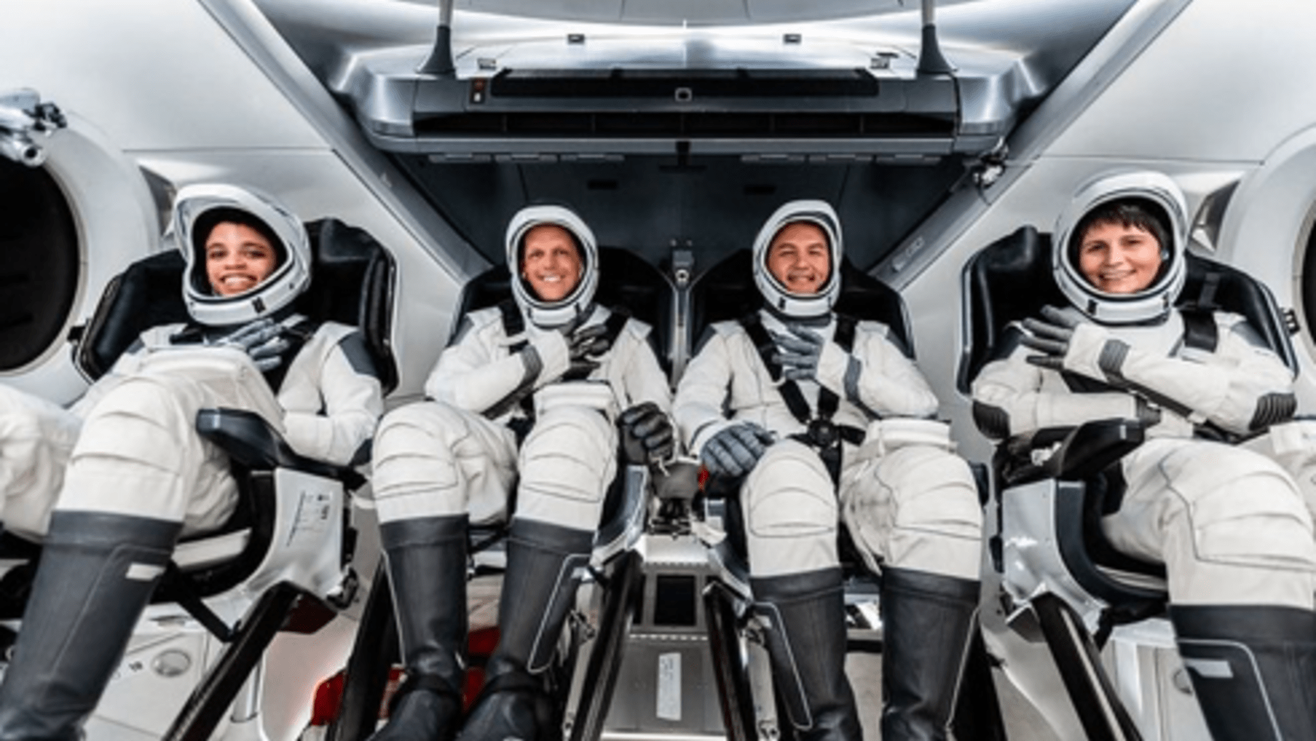 Astronauti na palubě lodi SpaceX se úspěšně připojili k vesmírné stanici ISS.