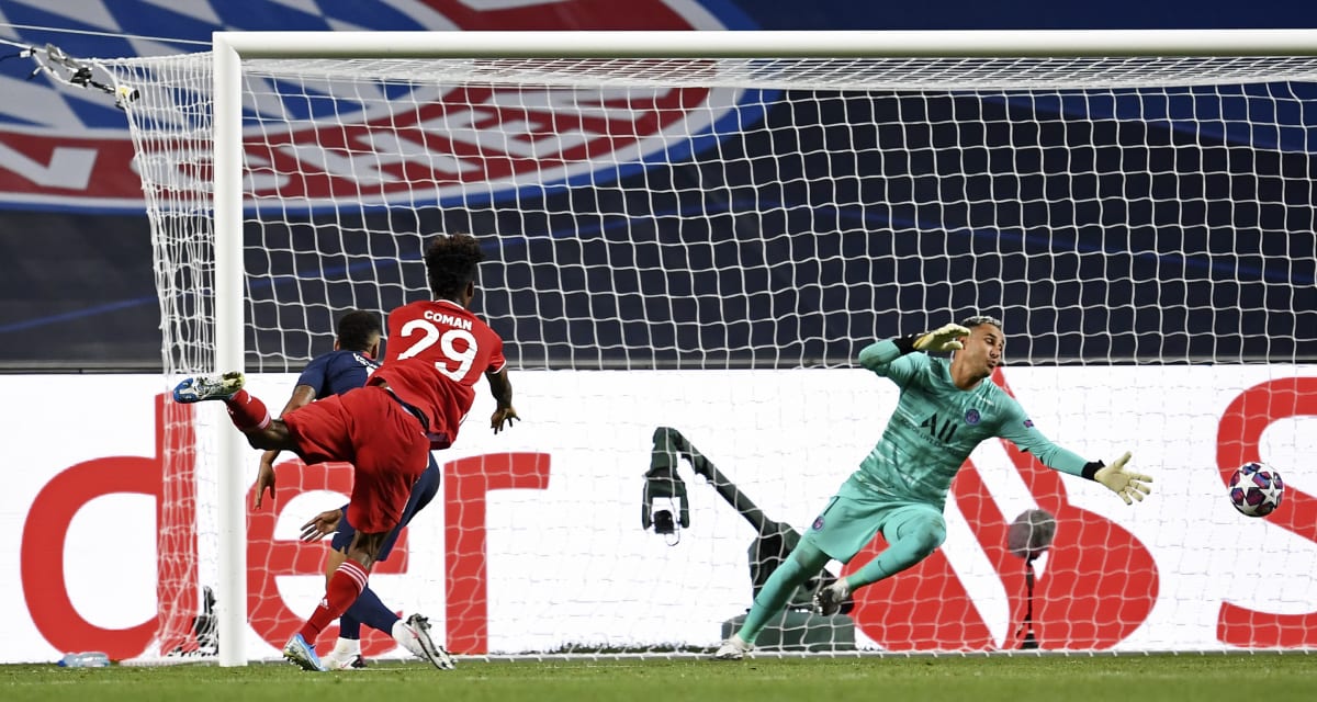 Záložník Bayernu Mnichov Kingsley Coman (v červeném) posílá míč podél brankáře Paris Saint-Germain Keylora Navase a skóruje ve finále Ligy mistrů hraném 23. srpna 2020 v portugalském Lisabonu. 