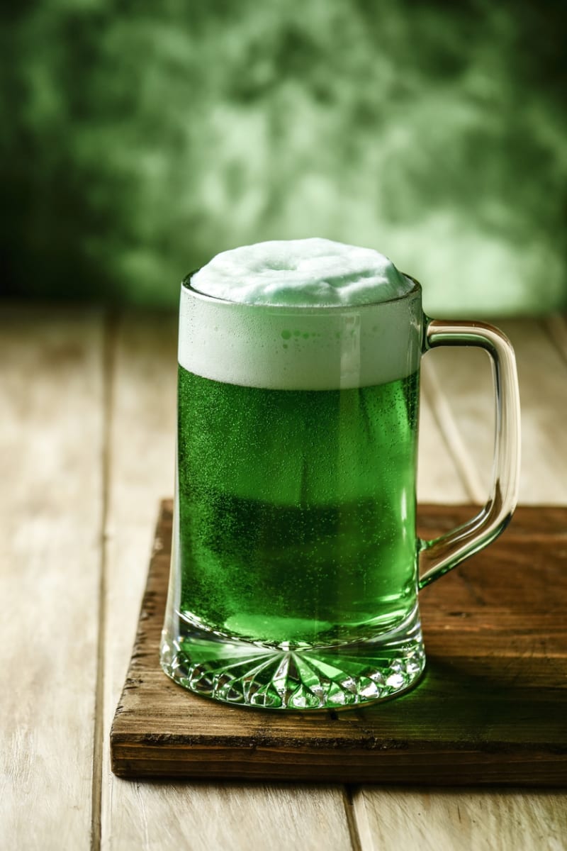 S obdobím jara je spojeno zelené pivo. Možná zajímavý tip na drobný májový dárek?