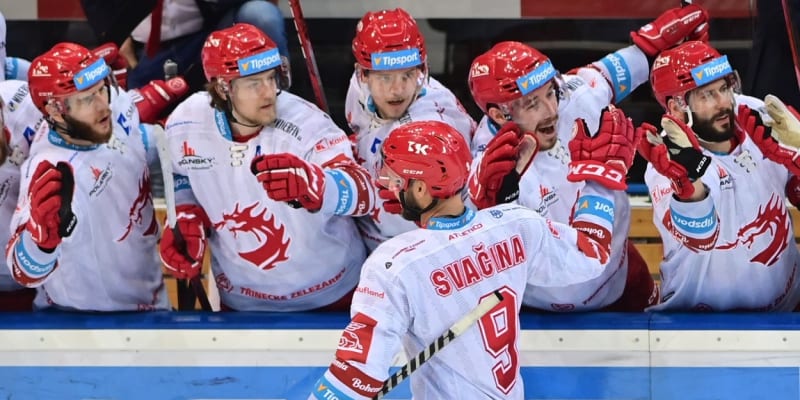 Oceláři Třinec získali třetí titul v řadě. Na fotografii se slaví svůj gól se spoluhráči Vladimír Svačina.
