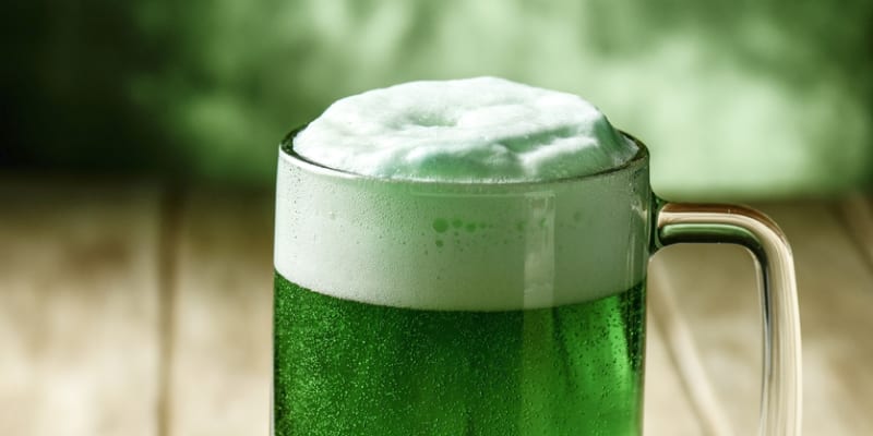 S obdobím jara je spojeno zelené pivo. Možná zajímavý tip na drobný májový dárek?