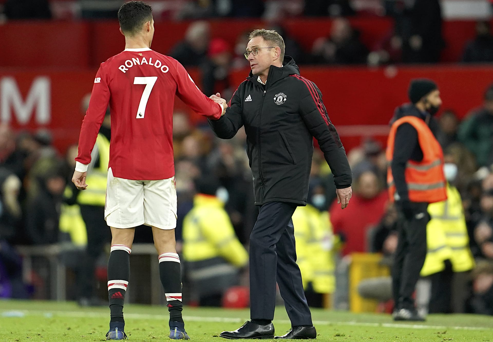 Ralf Rangnick se při svém prvním zápase v roli trenéra Manchesteru United zdraví s Cristianem Ronaldem.