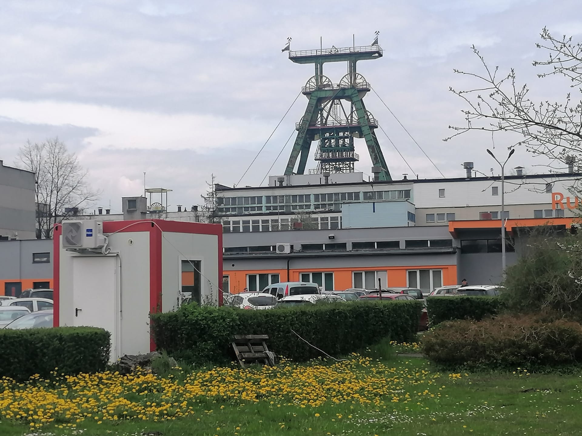 Uhelný Důl Zofiówka nedaleko českých hranic. Výbuchy metanu a důlní otřesy  na šachtách Pniówek a Zófiowka si do pátku 28. dubna vyžádaly 26 obětí. 