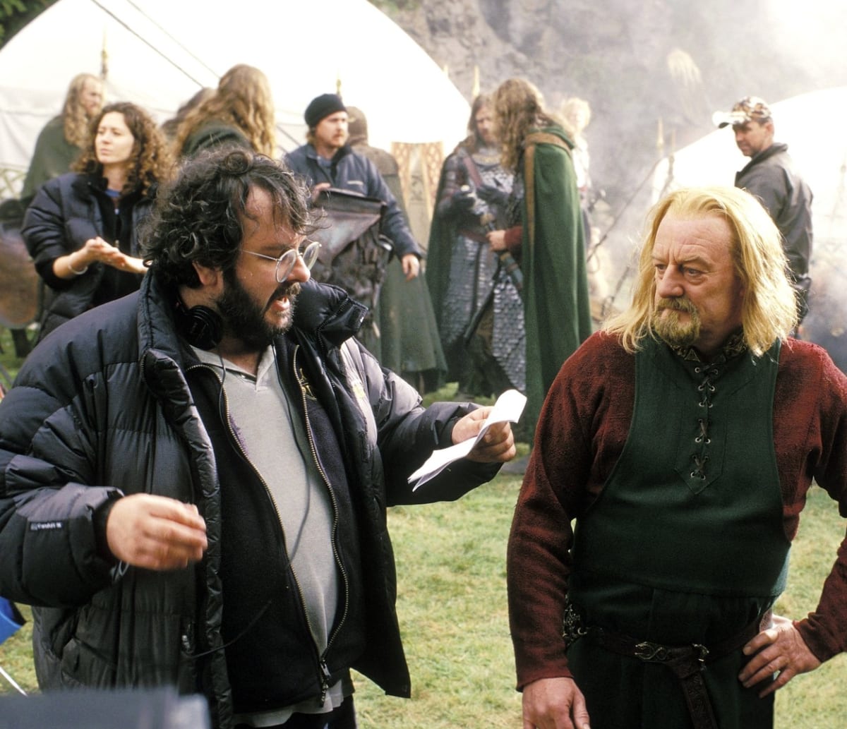 Bernard Hill (vpravo) v roli rohanského krále Théodena v trilogii Pán prstenů. Vlevo s ním diskutuje režisér Peter Jackson.