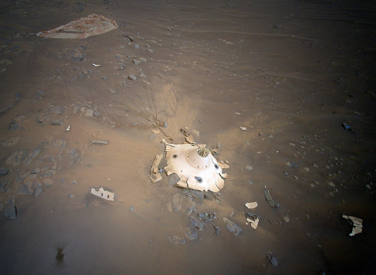 Padák a trosky sondy, která dopravila Perserverance na Mars (28. 4. 2022).