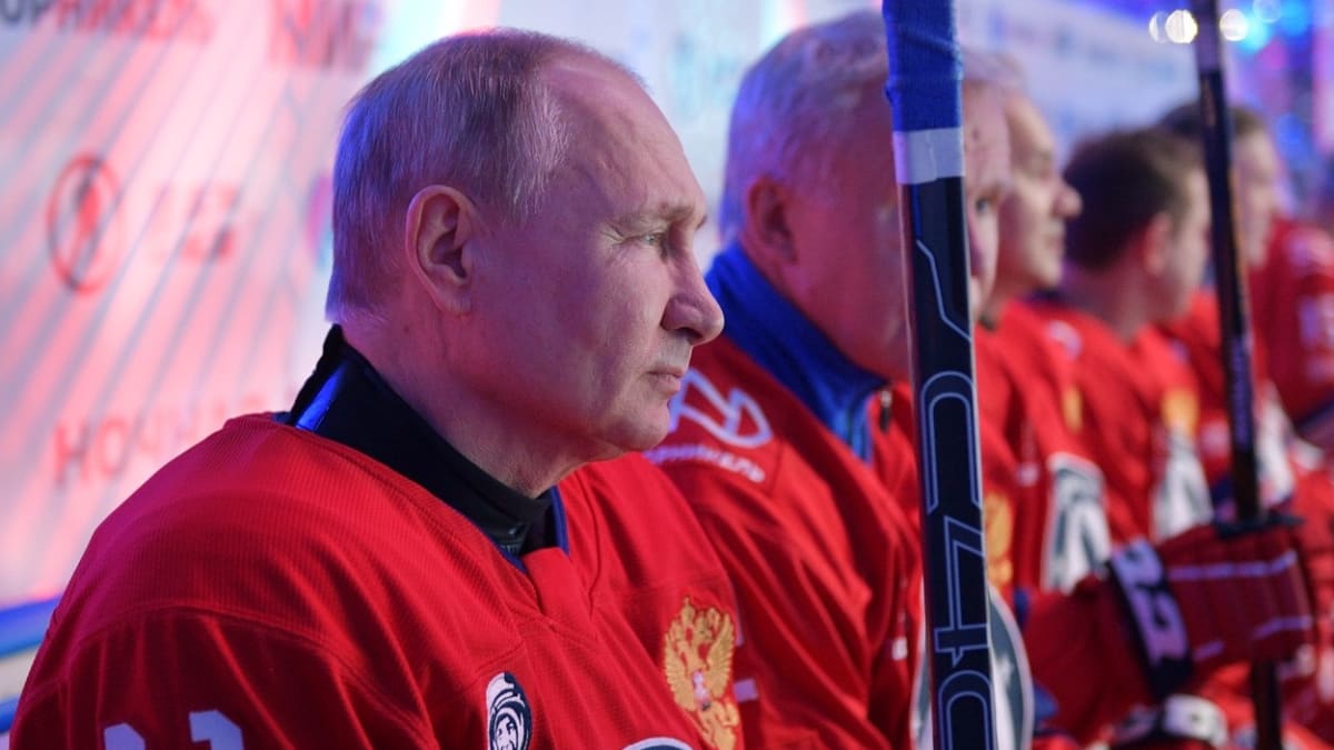 Vladimir Putin je vášnivým hokejistou. Proto i pro něj musí být těžké vstřebávat to, že příští rok se nebude konat šampionát v Petrohradě.