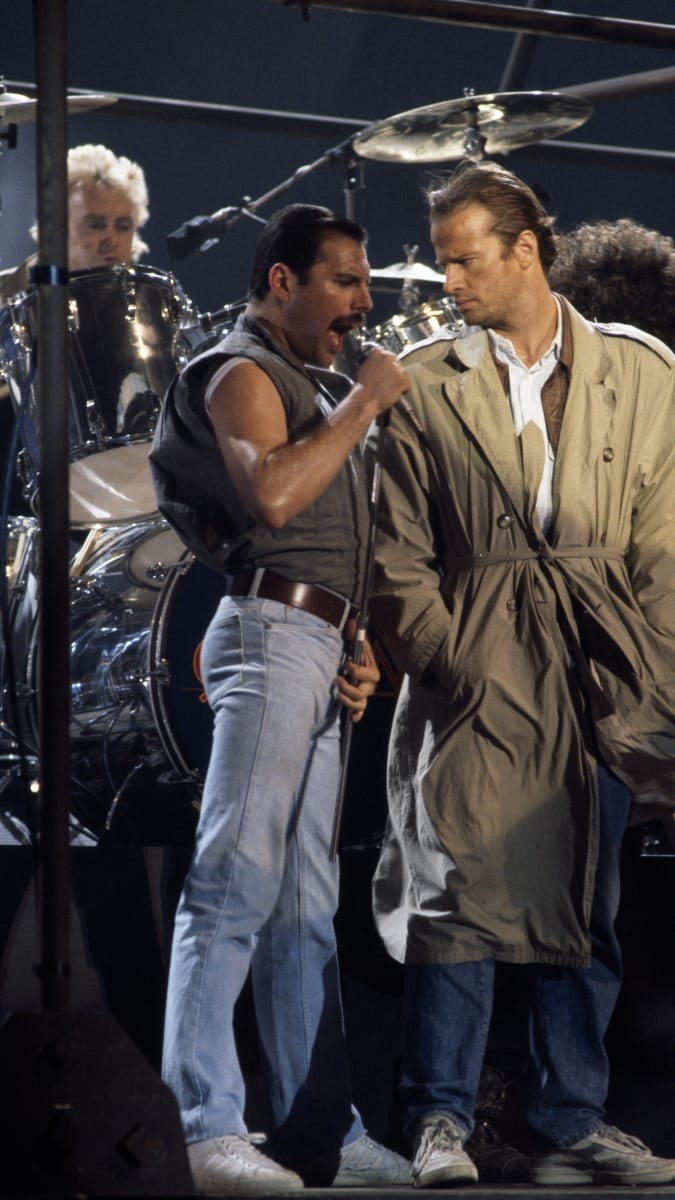Freddie Mercury s Christopherem Lambertem při natáčení klipu k písničce z filmu Highlander.