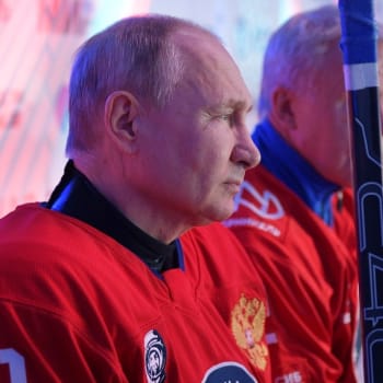 Vladimir Putin je vášnivým hokejistou. Proto i pro něj musí být těžké vstřebávat to, že příští rok se nebude konat šampionát v Petrohradě.