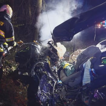Tragická nehoda na Rychnovsku: Řidička osobního auta nepřežila čelní srážku s kamionem.