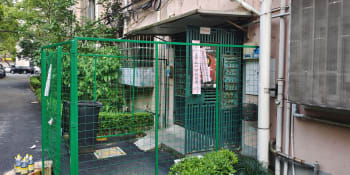 Usnuli doma, probudili se ve vězení: Domy v Šanghaji jsou kvůli covidu obestavěné ploty