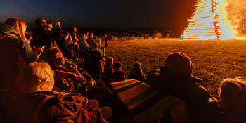 Večer se rozhoří ohně při tradičním pálení čarodějnic. Začíná grilovací sezona v Česku