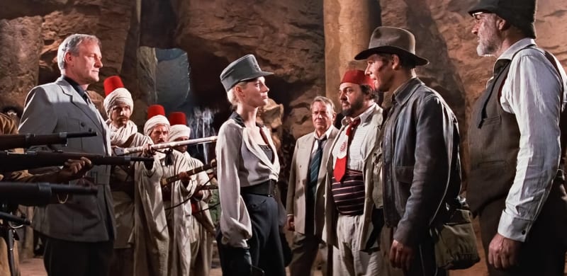 Jednou z nejvýznamnějších rolí byl pro Glovera (vlevo) Walter Donovan, hlavní záporák filmu Indiana Jones a poslední křížová výprava. Zde si zahrál po boku Harrisona Forda i Seana Conneryho.