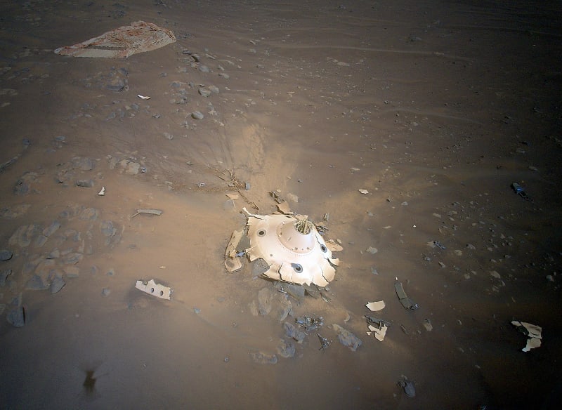 Padák a trosky sondy, která dopravila Perseverance na Mars (28. 4. 2022).