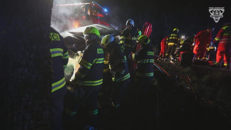 Tragická nehoda na Rychnovsku: Řidička osobního auta nepřežila čelní srážku s kamionem.