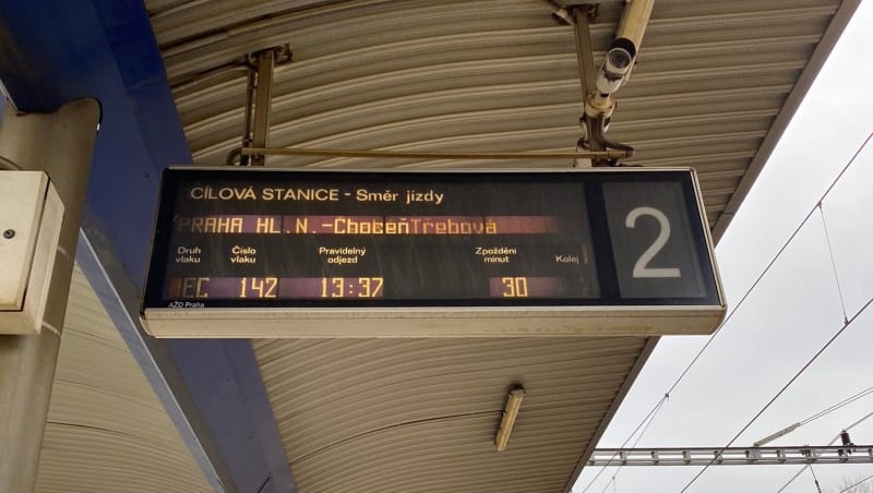 Vlaky nabírají značná zpoždění 