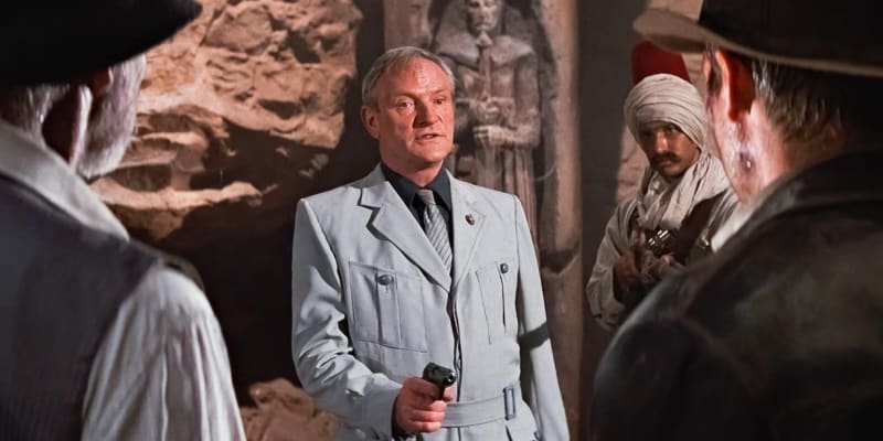 Jednou z nejvýznamnějších rolí byl pro Glovera (uprostřed) Walter Donovan, hlavní záporák filmu Indiana Jones a poslední křížová výprava. Zde si zahrál po boku Harrisona Forda i Seana Conneryho.