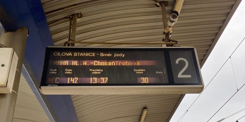 Vlaky nabírají značná zpoždění 