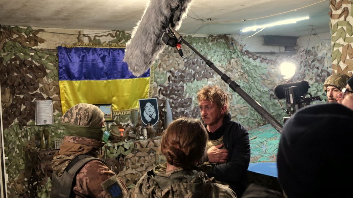 Americký herec a režisér Sean Penn natáčel na Ukrajině počátek ruské invaze.