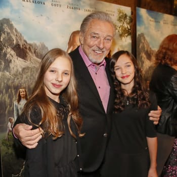 Karel Gott s dcerami Charlotte a Nelly Sofií na premiéře snímku Když draka bolí hlava 