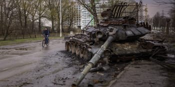 Ruské tanky jako důkaz, že invaze na Ukrajinu nejde podle plánu. Odlétávají jim horní části