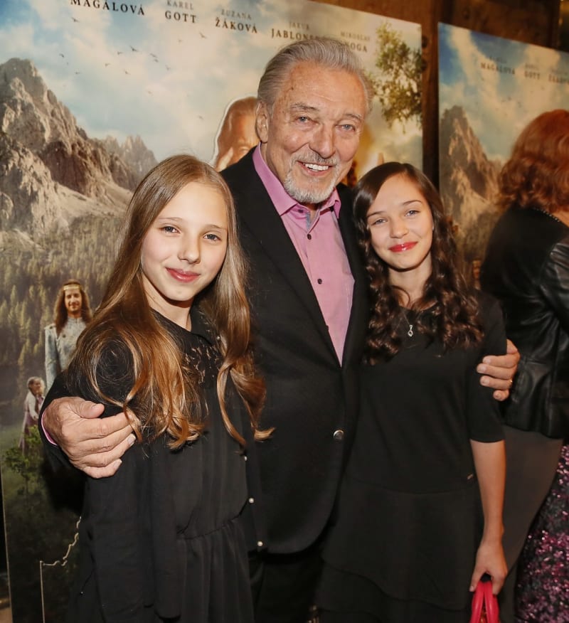 Karel Gott s dcerami Charlotte a Nelly Sofií na premiéře snímku Když draka bolí hlava.