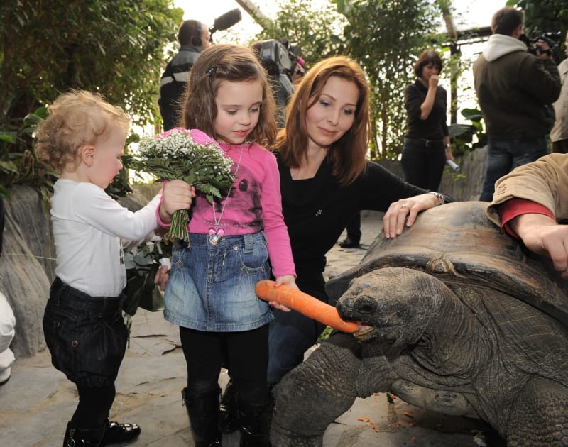 Charlotte v zoologické zahradě se sestrou Nellou Sofií a matkou. 