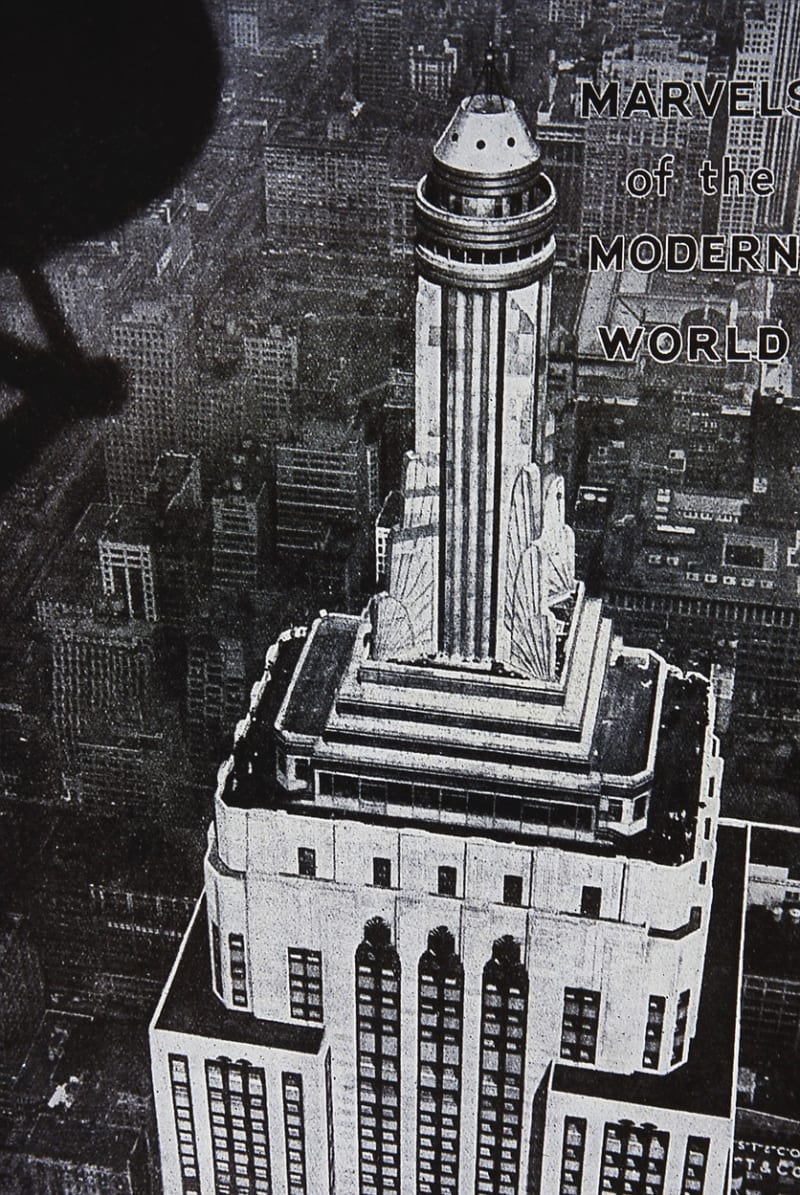 V době svého vzniku to byla první stavba na celém světě, která měla víc než 100 pater. Má 6 500 oken a 73 výtahů.