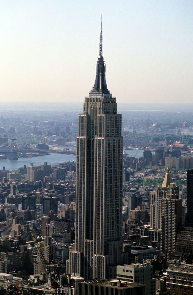 Po zřícení věží Světového obchodního centra se téměř všechny newyorské televizní kanály a rádiové stanice přesunuly na Empire State Building.