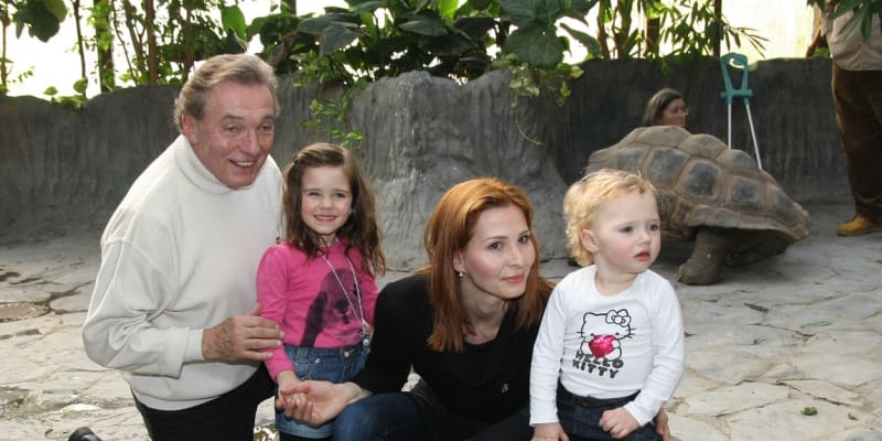 Karel Gott díky manželce Ivaně a dcerám Charlotte s Nelly Sofií konečně našel rodinné štěstí.
