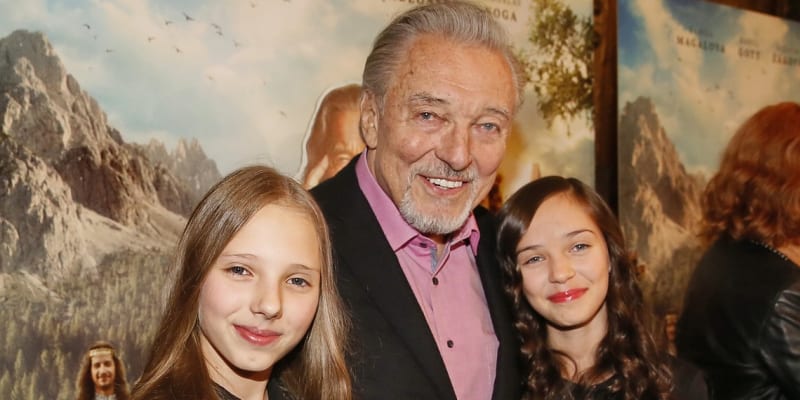 Karel Gott s dcerami Charlotte a Nelly Sofií na premiéře snímku Když draka bolí hlava 