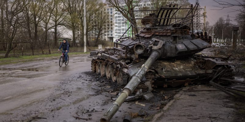 Zničený ruský tank v ukrajinském městě Černigov, 21. dubna 2022