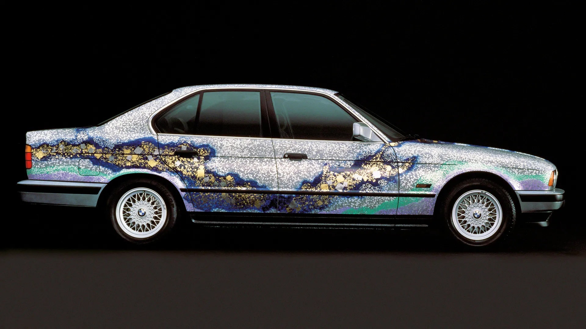 BMW 535i z roku 1990 pomaloval japonský umělec Matazo Kayama. 